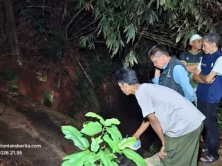Kades Ciledug, Iingi Solihin, di Lokasi Ambruknya Jembatan. (Dok: Istimewa)