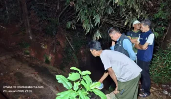 Kades Ciledug, Iingi Solihin, di Lokasi Ambruknya Jembatan. (Dok: Istimewa)