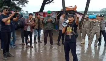 Aksi Unjuk Rasa Warga Burangkeng, Setu. (Dok: Istimewa)