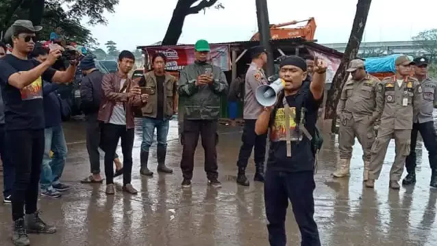 Aksi Unjuk Rasa Warga Burangkeng, Setu. (Dok: Istimewa)