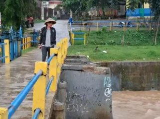 Kades Ciledug, Iingi Solihin, Tinjau Langsung Pintu Air Situ Burangkeng. (Dok: Istimewa)