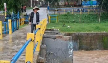 Kades Ciledug, Iingi Solihin, Tinjau Langsung Pintu Air Situ Burangkeng. (Dok: Istimewa)