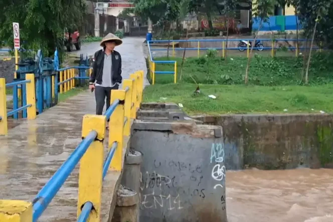 
Kades Ciledug, Iingi Solihin, Tinjau Langsung Pintu Air Situ Burangkeng. (Dok: Istimewa)