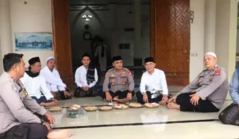 Polsek Setu Ajak Warga Kertarahayu Aktif Jaga Kamtibmas Lewat Jum'at Curhat. (Dok: Istimewa)