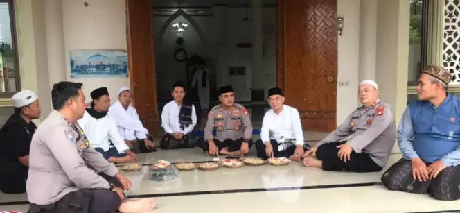 
Polsek Setu Ajak Warga Kertarahayu Aktif Jaga Kamtibmas Lewat Jum'at Curhat. (Dok: Istimewa)