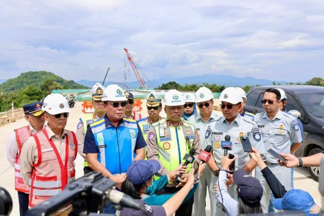 
Photo: Jasa Raharja bersama kakorlantas polri tinjau lokasi tol Yogyakarta Bawen Persiapan Idul Fitri 2026 (Doc.Ist) 