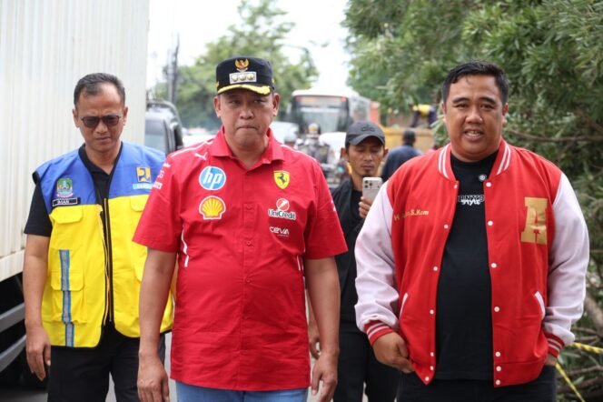 
Photo: Wali Kota Bekasi Tri Adhianto (kiri) Bersama Anggota DPRD Kota Bekasi H. Anton (kanan) saat tinjau lokasi jalan trotoar roboh (Doc.Ist) 