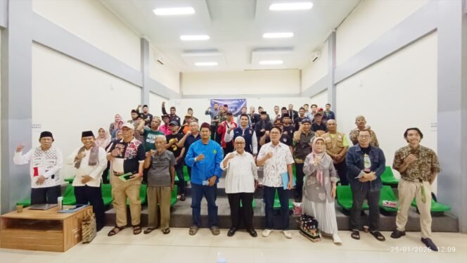 
Photo: Berpose Para tokoh sejarah dan putra daerah Bekasi saat lepas acara Diskusi Pekan Budaya Bekasi 