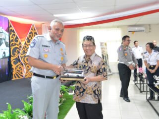 Photo: Kepala Divisi Pelayanan dan TJSL Jasa Raharja, Hervanka Tri Dianto,  (kiri) Direktur Utama PO Sinar Jaya, Teddy Kurniawan Rusli (kanan) saat giat kampanye keselamatan transportasi jalan melalui kegiatan pengecekan armada di pool PO Sinar Jaya. (Doc.cam) 