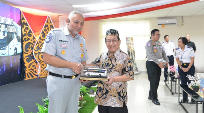 Photo: Kepala Divisi Pelayanan dan TJSL Jasa Raharja, Hervanka Tri Dianto,  (kiri) Direktur Utama PO Sinar Jaya, Teddy Kurniawan Rusli (kanan) saat giat kampanye keselamatan transportasi jalan melalui kegiatan pengecekan armada di pool PO Sinar Jaya. (Doc.cam) 