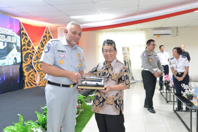 
Photo: Kepala Divisi Pelayanan dan TJSL Jasa Raharja, Hervanka Tri Dianto,  (kiri) Direktur Utama PO Sinar Jaya, Teddy Kurniawan Rusli (kanan) saat giat kampanye keselamatan transportasi jalan melalui kegiatan pengecekan armada di pool PO Sinar Jaya. (Doc.cam) 