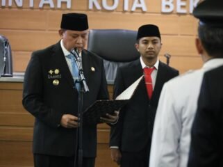 Photo: Walikota Bekasi Dr. Tri Adhianto saat melakukan pelantikan sejumlah eselon III-IV (Doc.Ist) 