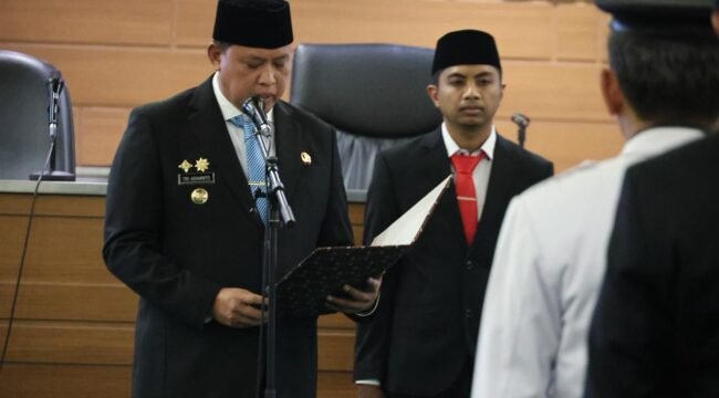 Photo: Walikota Bekasi Dr. Tri Adhianto saat melakukan pelantikan sejumlah eselon III-IV (Doc.Ist) 
