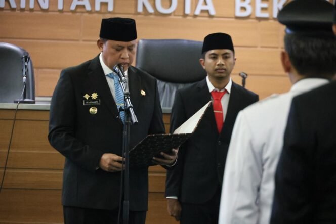 
Photo: Walikota Bekasi Dr. Tri Adhianto saat melakukan pelantikan sejumlah eselon III-IV (Doc.Ist) 