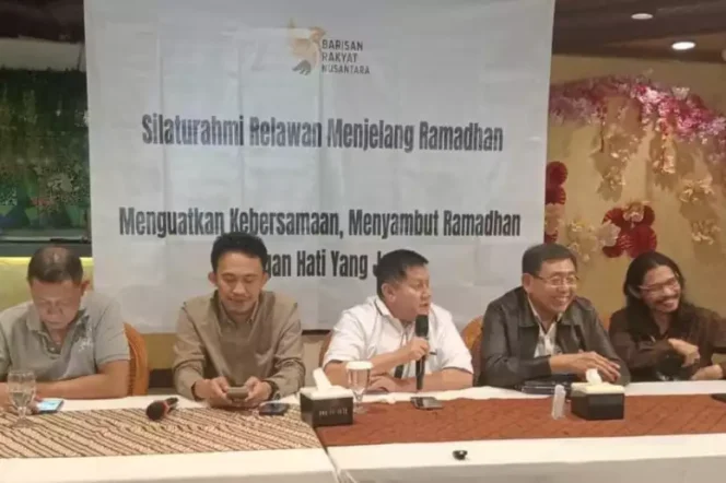 
Relawan Prabowo-Gibran dan Jokowi menyelenggarakan kegiatan silaturahmi di Restoran Handayani Prima, Mataraman Jakarta Timur. (Dok: Istimewa)