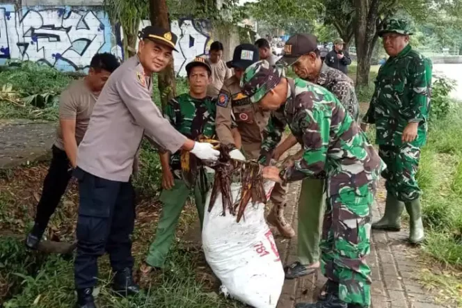 
Sinergi TNI-Polri Giat Bersihkan Situ Burangkeng. (Dok: Istimewa)