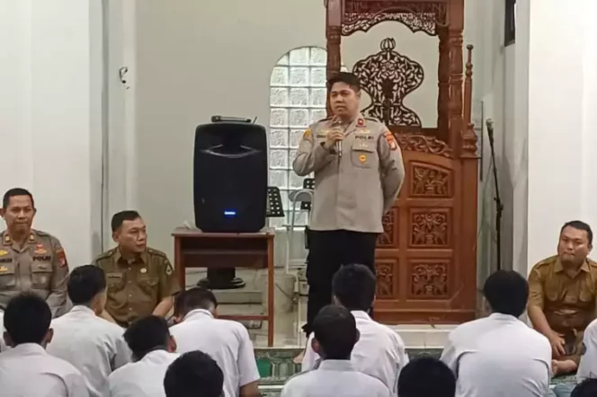 
Kapolsek Cikarang Barat di SMKN 1 Cikarang Barat. (Dok: Istimewa)