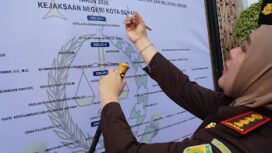 Photo: Kepala Kejaksaan Negeri Kota Bekasi, Dr. Sulvia Triana Hapsari, S.H., M.Hum memimpin Apel Pencanangan Pembangunan Zona Integritas (ZI) menuju predikat Wilayah Bebas dari Korupsi (WBK) dan Wilayah Birokrasi Bersih dan Melayani (WBBM) di halaman Kantor Kejari Kota Bekasi (Doc.Ist) 