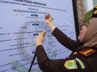 Photo: Kepala Kejaksaan Negeri Kota Bekasi, Dr. Sulvia Triana Hapsari, S.H., M.Hum memimpin Apel Pencanangan Pembangunan Zona Integritas (ZI) menuju predikat Wilayah Bebas dari Korupsi (WBK) dan Wilayah Birokrasi Bersih dan Melayani (WBBM) di halaman Kantor Kejari Kota Bekasi (Doc.Ist) 