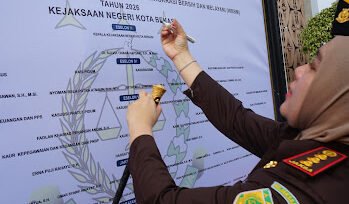 Photo: Kepala Kejaksaan Negeri Kota Bekasi, Dr. Sulvia Triana Hapsari, S.H., M.Hum memimpin Apel Pencanangan Pembangunan Zona Integritas (ZI) menuju predikat Wilayah Bebas dari Korupsi (WBK) dan Wilayah Birokrasi Bersih dan Melayani (WBBM) di halaman Kantor Kejari Kota Bekasi (Doc.Ist) 