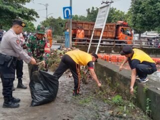 Photo: Kegiatan k3 bersama tiga Pilar bersih bersih lingkungan wilayah bekasi timur (Doc.Ist) 