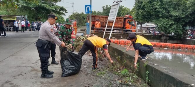 
Photo: Kegiatan k3 bersama tiga Pilar bersih bersih lingkungan wilayah bekasi timur (Doc.Ist) 
