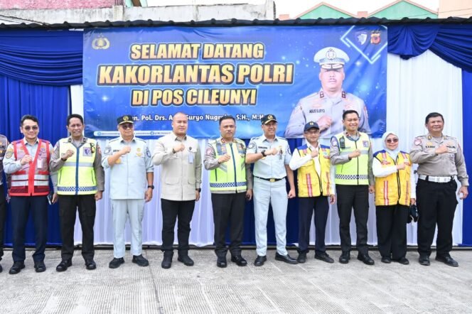 
Photo: Direktur utama PT jasa Raharja saat dilokasi kesiapan layanan melalui partisipasi dalam survei jalur mudik di wilayah Polda Jawa Barat,  (Doc.Ist) 