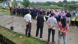 Photo: Lurah Bojong Rawalumbu bersama warga masyarakat RW 01 dan 41 rawa roko usai giat k3(Doc.cam) 