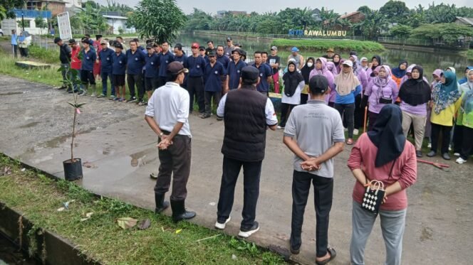 
Photo: Lurah Bojong Rawalumbu bersama warga masyarakat RW 01 dan 41 rawa roko usai giat k3(Doc.cam) 