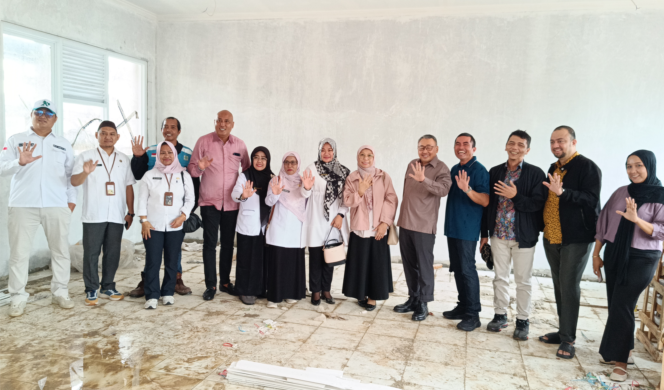 
Photo: Anggota DPRD provinsi Jawa barat komisi v saat berpose bersama KCD III dan kepsek Negeri 20 Kota Bekasi, pokdarwis saat lepas kunjungan kerja Pembangunan SMA Negeri 20 Kota Bekasi (Doc.cam) 