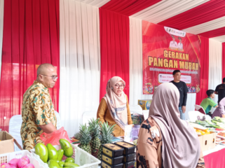 Photo : Kepala dinas Ketahanan pangan Kota Bekasi, Karto saat meninjau lokasi di Bekasi utara (Doc.cam) 