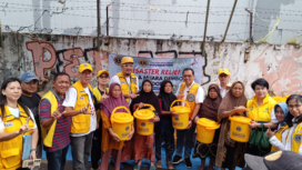 Photo: Tim lion club international foundation Indonesia saat giat bakti sosial di kampung Lebak Teluk pucung Bekasi utara (Doc.cam) 