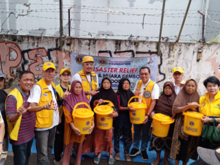 Photo: Tim lion club international foundation Indonesia saat giat bakti sosial di kampung Lebak Teluk pucung Bekasi utara (Doc.cam) 