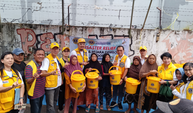 
Photo: Tim lion club international foundation Indonesia saat giat bakti sosial di kampung Lebak Teluk pucung Bekasi utara (Doc.cam) 