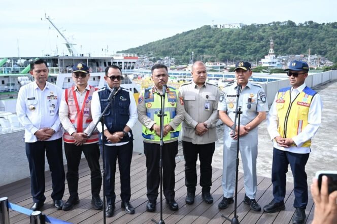 
Photo: Muhammad Awaluddin saat tinjauan di Merak-Bakauheni persiapan mudik 2026 (Doc.Ist) 