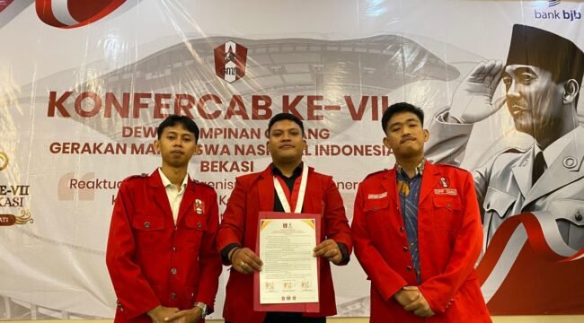 Photo Ke-tiga pimpinan DPC GMNI Bekasi akhiri dualisme dengan penandatanganan pakta integritas (Doc.Ist) 