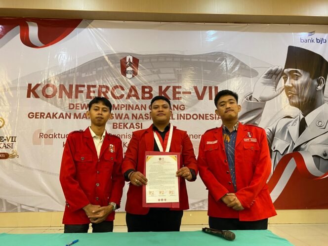 
Photo Ke-tiga pimpinan DPC GMNI Bekasi akhiri dualisme dengan penandatanganan pakta integritas (Doc.Ist) 