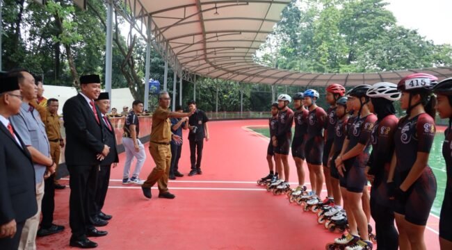 Photo: Walikota Bekasi Tri Adhianto saat meresmikan International Skate Track dan GOR Terpadu Kota Bekasi. (Doc.Ist) 