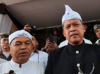Photo: Gubernur Jawa barat Kang Dedi Mulyadi (kiri) Bersama Walikota Bekasi Tri Adhianto selepas acara paripurna DPRD HUT Kota Bekasi (Doc.cam) 