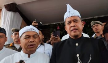 Photo: Gubernur Jawa barat Kang Dedi Mulyadi (kiri) Bersama Walikota Bekasi Tri Adhianto selepas acara paripurna DPRD HUT Kota Bekasi (Doc.cam) 