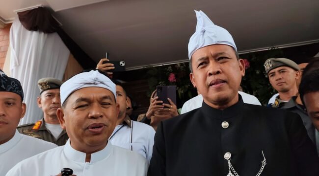 Photo: Gubernur Jawa barat Kang Dedi Mulyadi (kiri) Bersama Walikota Bekasi Tri Adhianto selepas acara paripurna DPRD HUT Kota Bekasi (Doc.cam) 