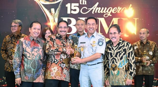 Photo: PT Jasa Raharja mencatat prestasi dalam ajang Anugerah BUMN 2026 dengan meraih dua penghargaan bergengsi sekaligus. Kegiatan tersebut digelar oleh BUMN Track bekerja sama dengan BTA Academy (Doc.Ist) 