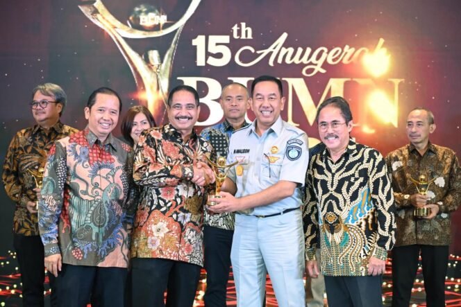 
Photo: PT Jasa Raharja mencatat prestasi dalam ajang Anugerah BUMN 2026 dengan meraih dua penghargaan bergengsi sekaligus. Kegiatan tersebut digelar oleh BUMN Track bekerja sama dengan BTA Academy (Doc.Ist) 