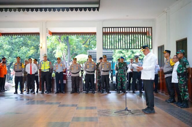 
Photo: Walikota Bekasi Tri Adhianto saat pimpin Apel Operasi ketupat jaya 2026 (Doc.cam) 