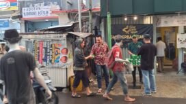 Photo: Bakti sosial Komunitas Give With Heart berkolaborasi dengan Bathwick Coffee, Hardy Classic, dan Calma Indonesia membagikan 500 paket takjil kepada warga (Doc.Ist) 