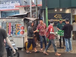 Photo: Bakti sosial Komunitas Give With Heart berkolaborasi dengan Bathwick Coffee, Hardy Classic, dan Calma Indonesia membagikan 500 paket takjil kepada warga (Doc.Ist) 