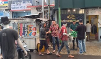 Photo: Bakti sosial Komunitas Give With Heart berkolaborasi dengan Bathwick Coffee, Hardy Classic, dan Calma Indonesia membagikan 500 paket takjil kepada warga (Doc.Ist) 