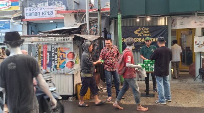 Photo: Bakti sosial Komunitas Give With Heart berkolaborasi dengan Bathwick Coffee, Hardy Classic, dan Calma Indonesia membagikan 500 paket takjil kepada warga (Doc.Ist) 
