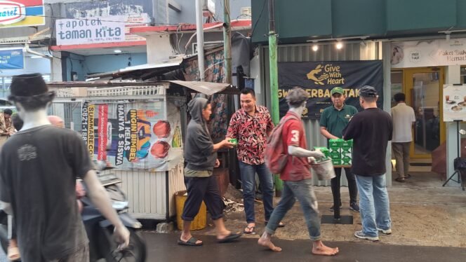 
Photo: Bakti sosial Komunitas Give With Heart berkolaborasi dengan Bathwick Coffee, Hardy Classic, dan Calma Indonesia membagikan 500 paket takjil kepada warga (Doc.Ist) 