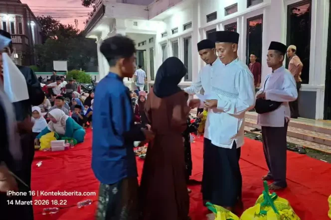 
Santunan Yatim Pemdes Ragemanunggal, Setu. (Dok: Istimewa)